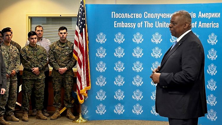 US-Verteidigungsminister Lloyd Austin spricht zu Mitarbeitern in der US-Botschaft in Kiew. Aus Sicherheitsgründen wurde sein zweiter Besuch in der Ukraine nicht angekündigt.