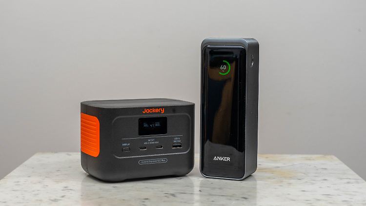 Jackery Explorer 100 Plus und Anker Prime 26.650 mAh sind Powerstations, die im Flugzeug-Handgepäck mitgenommen werden dürfen.
