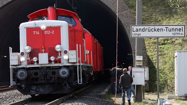 Aktuell ist der Landrückentunnel bei Kalbach in Hessen mit 10,779 Kilometern Deutschlands längster Eisenbahntunnel.