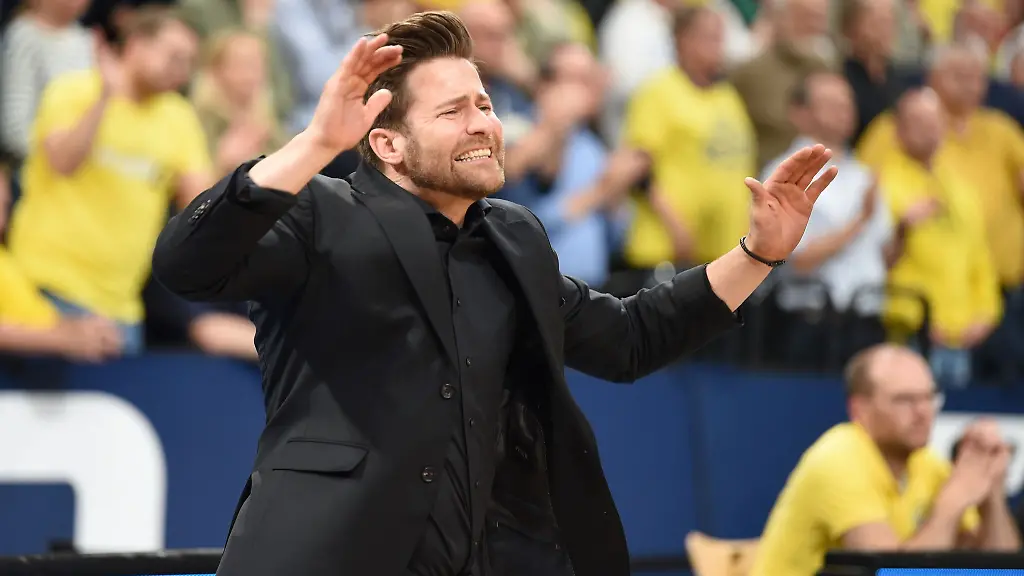 Ludwigsburgs-Trainer-Josh-King-an-der-Seitenlinie