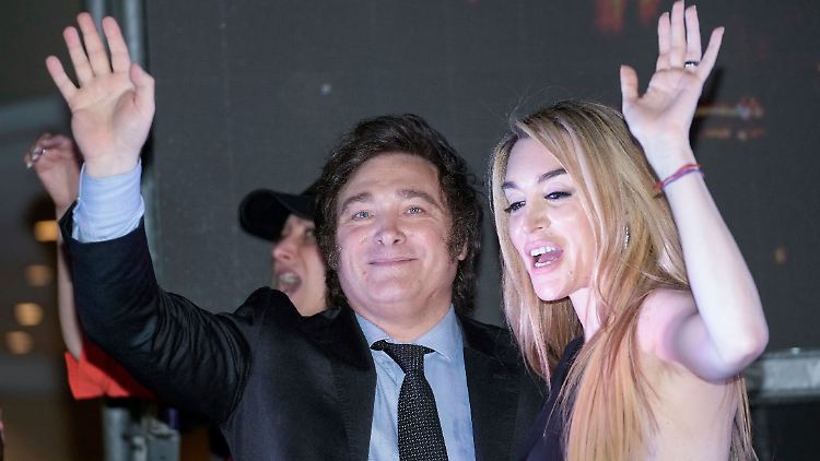 Der frisch gewählte Präsident Argentiniens - hier mit seiner Freundin Fatima Florez - will das Land vollständig umkrempeln.