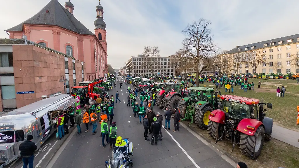 Landwirte-haben-sich-mit-ihren-Fahrzeugen-im-Regierungsviertel-in-Mainz-aufgestellt
