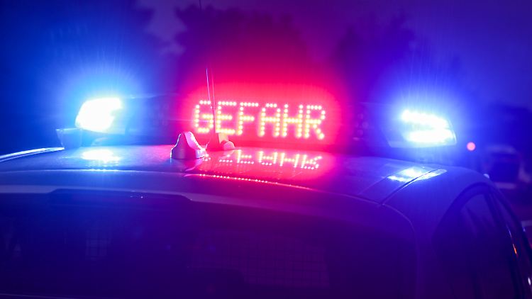 Mit Blaulicht und der Anzeige "Gefahr“ steht ein Polizeifahrzeug nach einem Verkehrsunfall auf der Autobahn 14 (Archivbild).