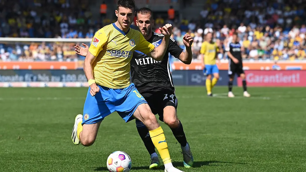 Braunschweigs-Kaan-Caliskaner-l-spielt-gegen-Schalkes-Dominick-Drexler