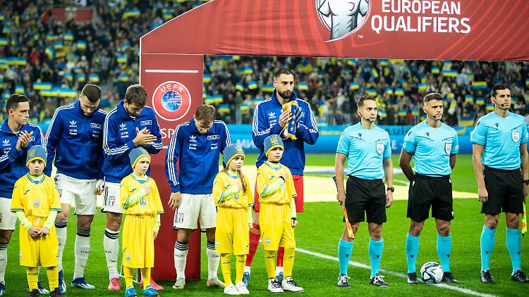 Die italienischen Spieler hören die Hymne der Ukraine.