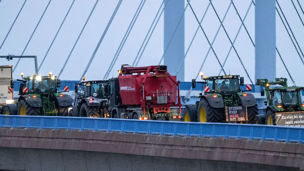 Traktoren-fahren-vor-der-Ruegenbruecke