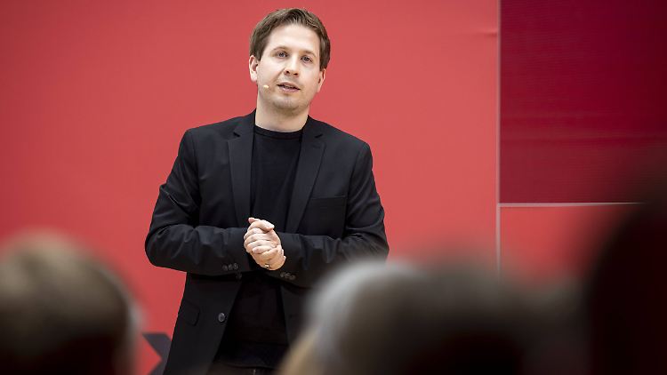 Kühnert hält nichts davon, die fehlenden Gelder bei Sozialleistungen einzusparen.