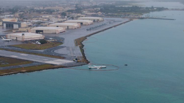 Die baden gegangene "P-8A Poseidon" an der Ostküste Hawaiis.