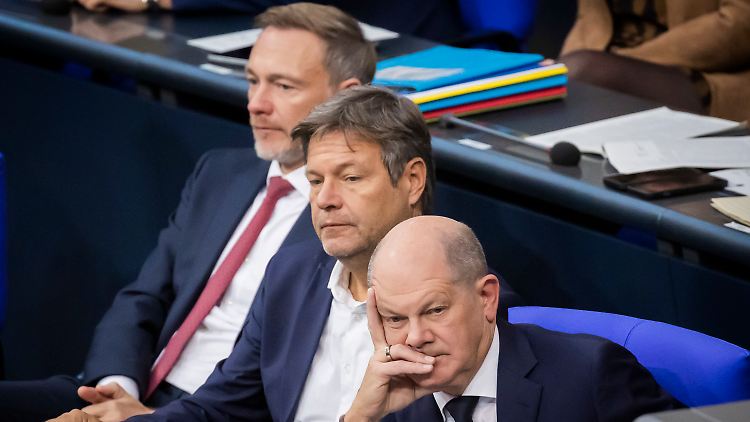 Das Finanzminister, das Wirtschaftsminister (inklusive das Klimaminister und das Vizekanzler) und das Bundeskanzler müssen nachdenken über das Ampel-Ding. 