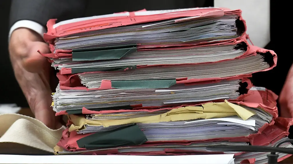 Prozessakten-in-einem-Gerichtssaal