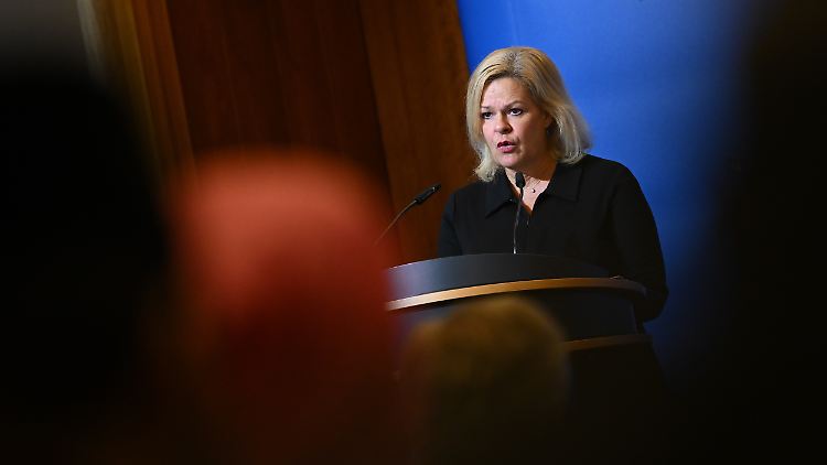 Auf der Islam-Konferenz ruft Faeser muslimische Verbände zur Einheit gegen Antisemitismus auf.
