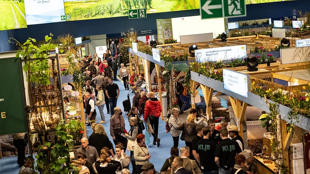 Menschen-gehen-auf-der-Internationalen-Gruenen-Woche-durch-eine-Halle