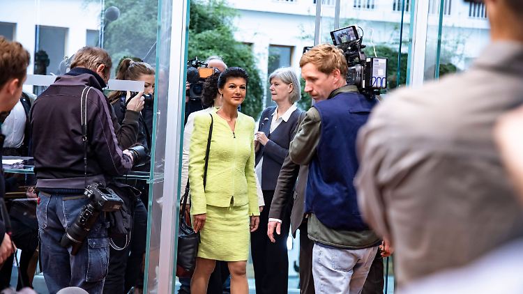 Zunächst konnte sich die Linke bei vier Prozent Zustimmung halten, auch nachdem Sahra Wagenknecht ausgetreten war. Nun, nachdem es die Fraktion nicht mehr gibt, rutscht sie nach unten.
