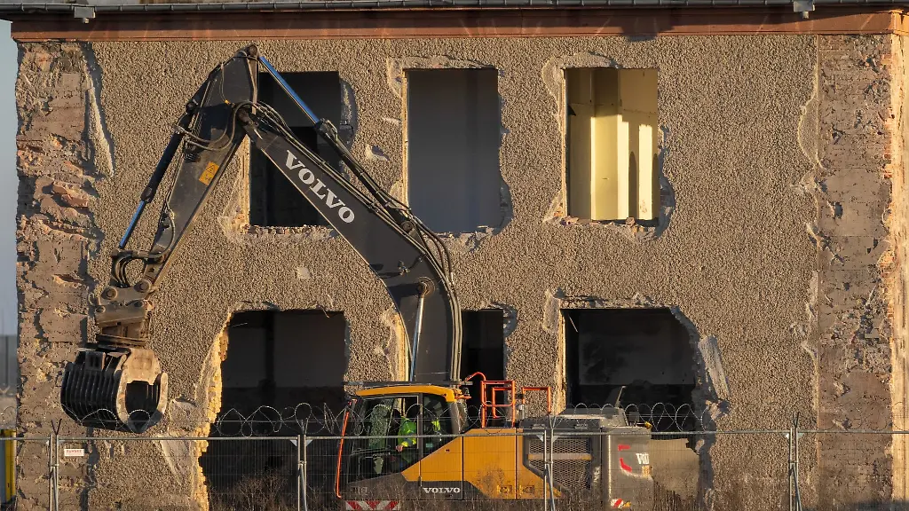 Die-Fenster-und-Tueren-des-zum-Abriss-vorgesehenen-ehemaligen-Generalshotel-sind-entfernt