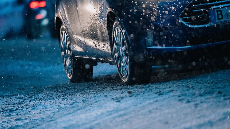 Sicherer durch Eis und Schnee: Weniger Gas geben und einen größeren Abstand zum vorausfahrenden Fahrzeug einhalten.
