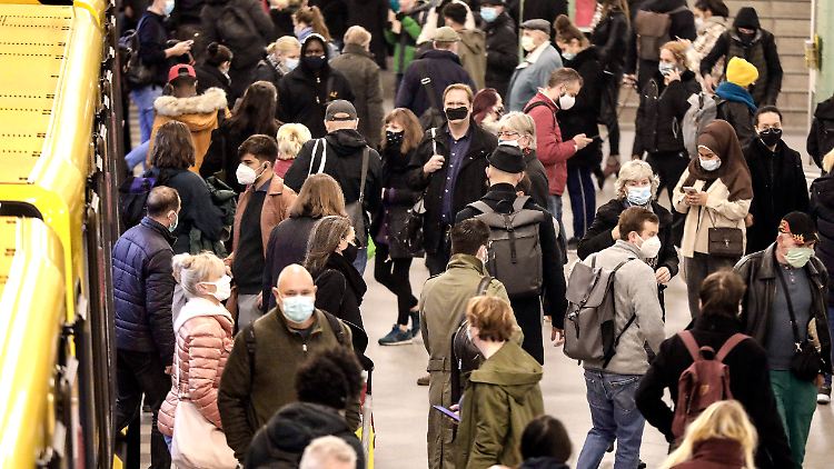 Noch vor einem Jahr sah das Bild auf deutschen Bahnhöfen  so aus. Ganz verschwunden sind die Masken in diesem Herbst aber nicht.