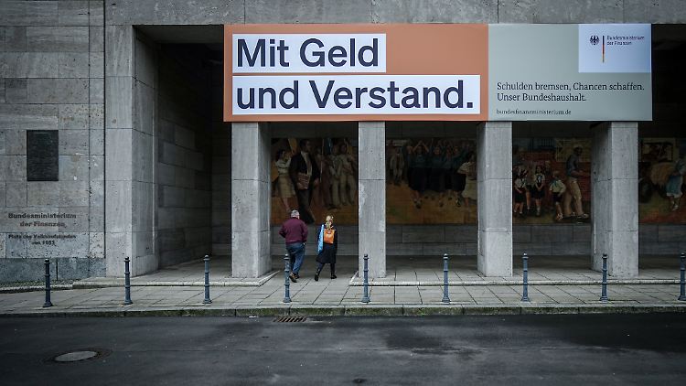 Das Bundesfinanzministerium wirbt an seinem Eingang für den neuen Haushalt - der längst nicht in trockenen Tüchern ist.