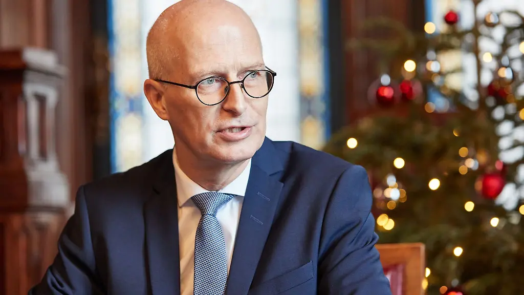 Peter-Tschentscher-SPD-Erster-Buergermeister-von-Hamburg-gibt-im-Buergermeister-Amtszimmer-im-Rathaus-ein-Interview