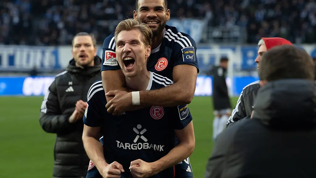 Duesseldorfs-Vincent-Vermeij-v-und-Duesseldorfs-Jamil-Siebert-jubeln-nach-dem-Spiel