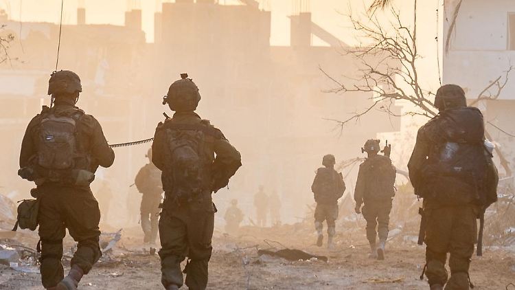 Israelische Soldaten kämpfen in Gaza und fehlen der Wirtschaft zu Hause als Arbeitskräfte.