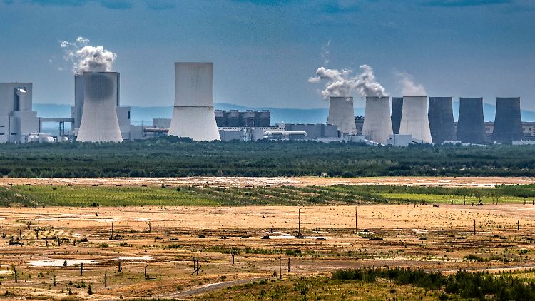 Fossile Brennstoffe - hier das Braunkohlekraftwerk Boxberg in der Lausitz - wurden in den G20-Staaten 2022 gefördert wie nie.