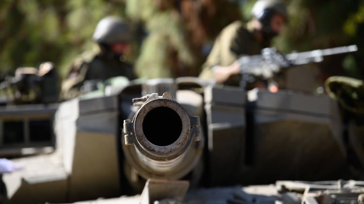 Soldaten der israelischen Streitkräfte kämpfen in Nordisrael gegen die angreifende Hisbollah. 