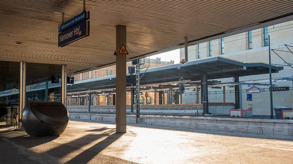 Menschenleer-ist-der-Bahnsteig-am-Hauptbahnhof