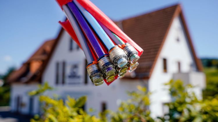 Ein Glasfaseranschluss wird in Zukunft immer wichtiger. Wer sich diesen in sein Wohnhaus einbauen lässt, hat bei einem möglichen Verkauf bessere Argumente.