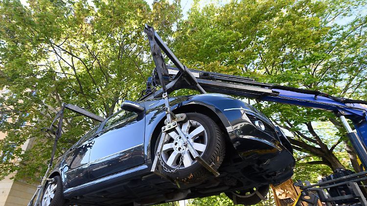 Abschied auf Zeit: Um sein Auto nachher wieder auslösen zu können, müssen Betroffene zuvor meist sehr tief in den Geldbeutel greifen.