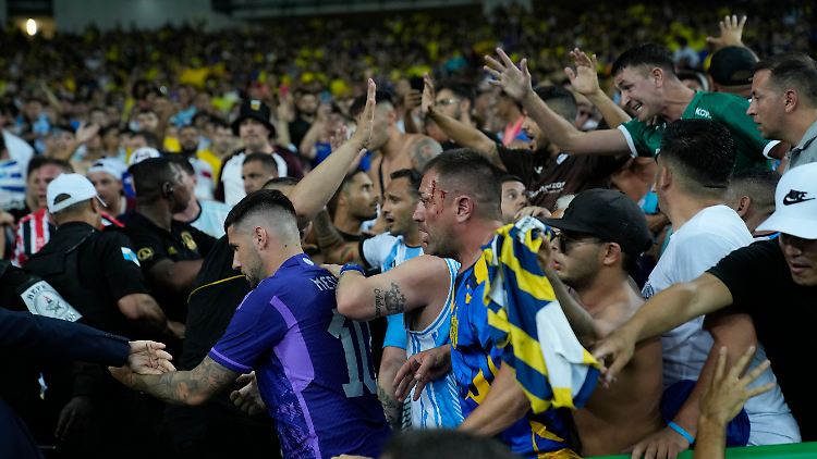 Auf den Tribünen kämpften die Fans bereits vor dem Spiel.