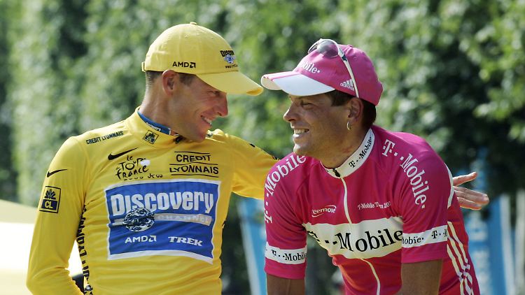 Armstrong (l.) und Ullrich nach ihrer letzten gemeinsamen Tour im Jahr 2005.