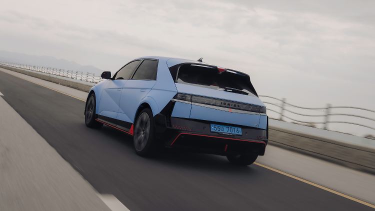 Triste Straße, aber überhaupt kein tristes Auto: Der Hyundai Ioniq 5 N wirkt deutlich sportlicher als seine zivilen Brüder.