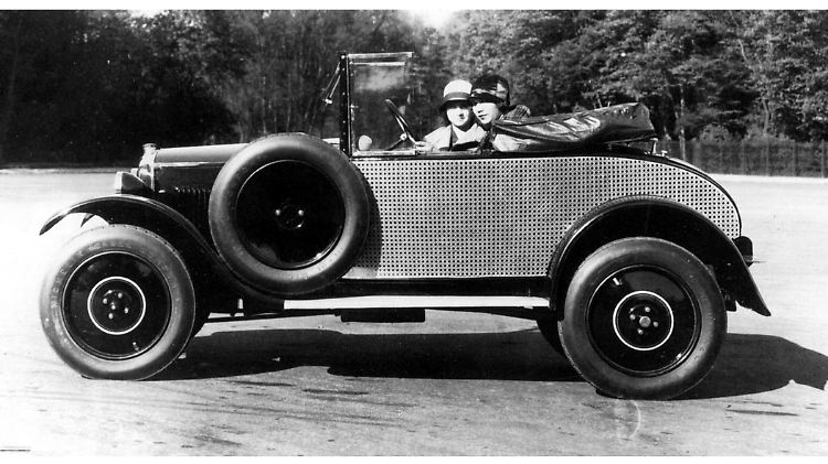 Frauen am Steuer, hier in einem Peugeot 190S Cabrio von 1929, verhalfen dem jungen Automobil zu Anerkennung.