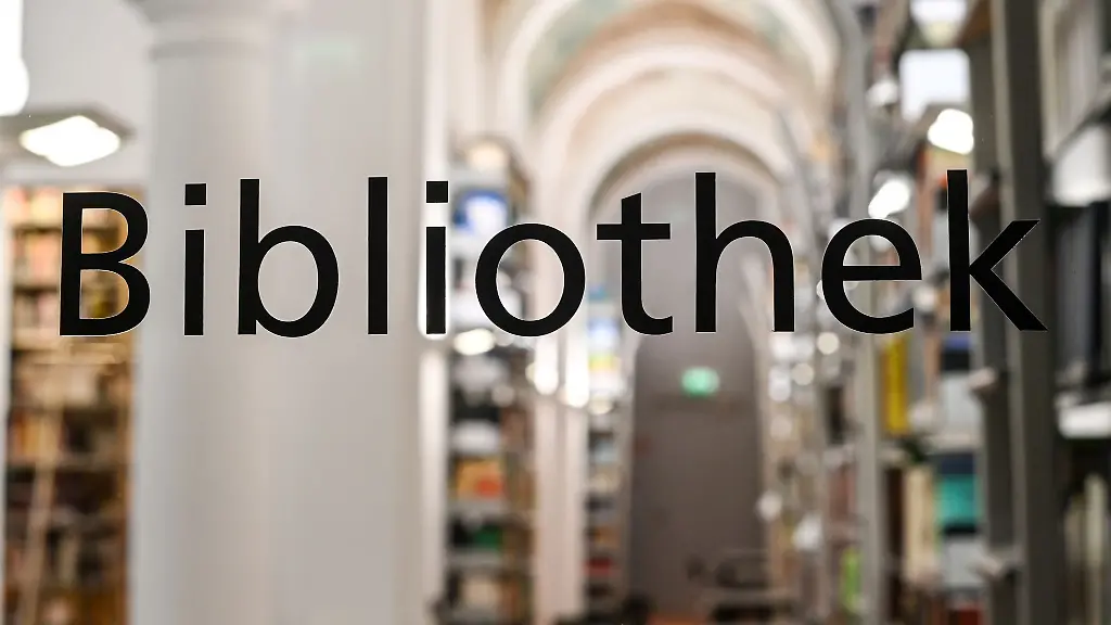 Der-Blick-in-eine-Bibliothek