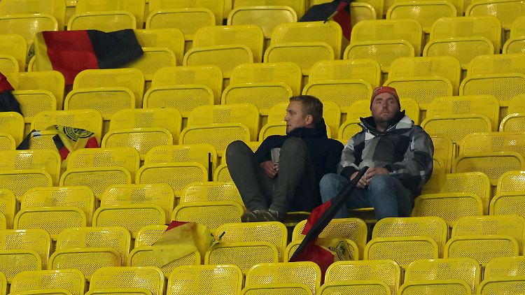 Einsame Fans im Gästeblock des Ernst-Happel-Stadions in Wien.