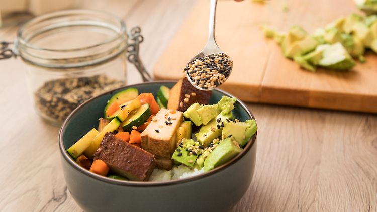 Wer mehr pflanzliche als tierische Produkte auf den Teller bringt, spart Treibhausgase - bei flexitarischer Ernährung 27 Prozent, bei vegetarischer sogar 47 Prozent.