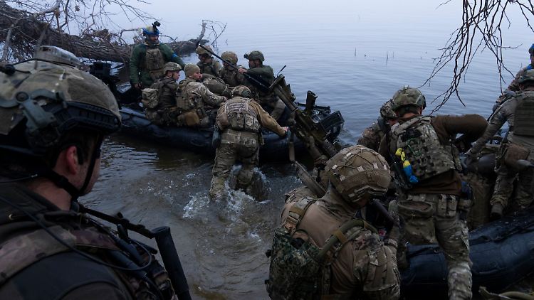 Ukrainische Soldaten setzen an der Frontlinie nahe Cherson mit Booten über den Dnipro.
