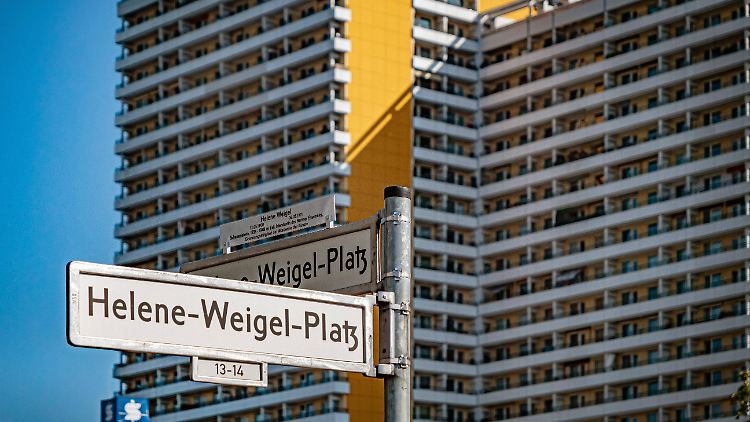 Das Gestell des Einkaufswagens prallte am Helene-Weigel-Platz in Berlin-Marzahn im Fußgängerbereich auf. 