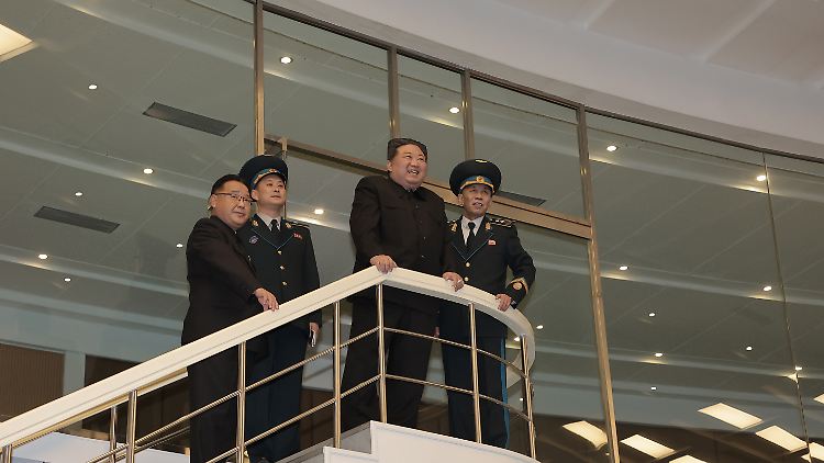 Machthaber Kim mit Generälen im Kontrollzentrum beim Satellitenstart in Pjöngjang.