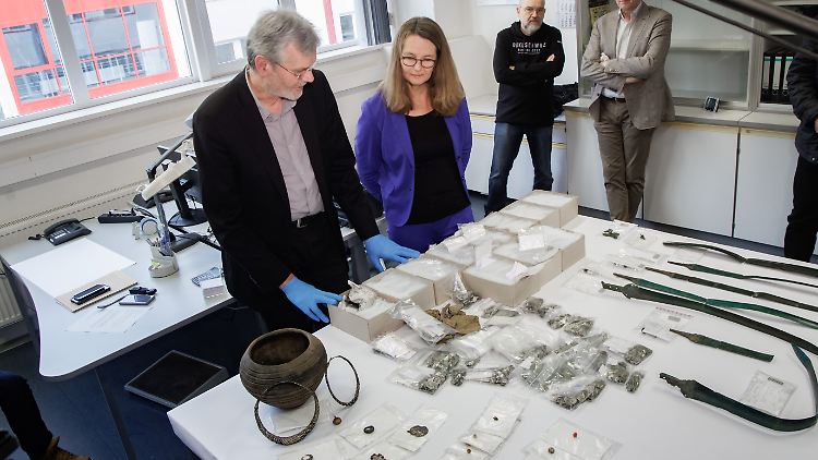 Archäologen präsentieren den Schatz in der Landeshauptstadt Schwerin.