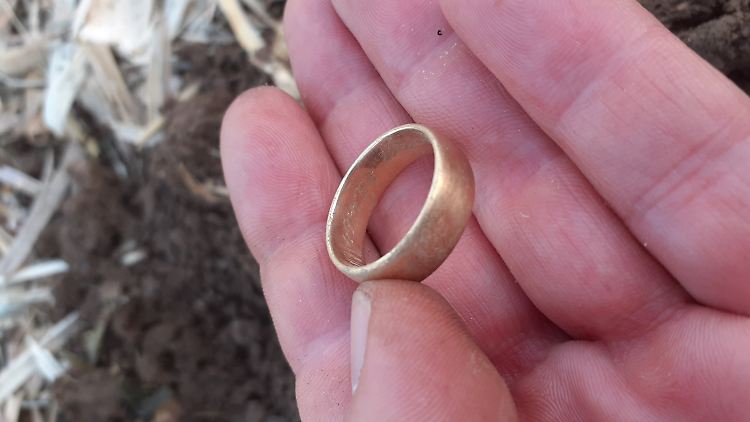 Ein verlorener Ehering wurde auf einem Acker in Forstinning wiedergefunden. 