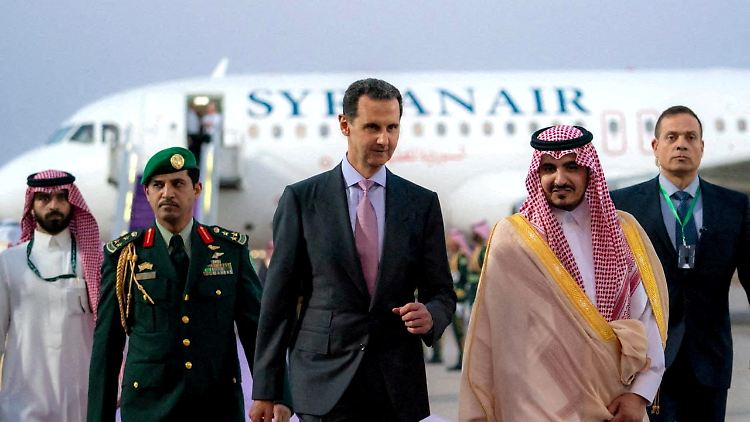 Baschar al-Assad (M.) hat viele Landsleute getötet - in der arabischen Welt ist der syrische Machthaber inzwischen aber wieder gern gesehen.