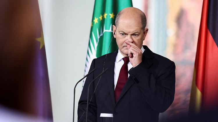 Zwei von drei Bundesbürgern halten Kanzler Scholz für überfordert.