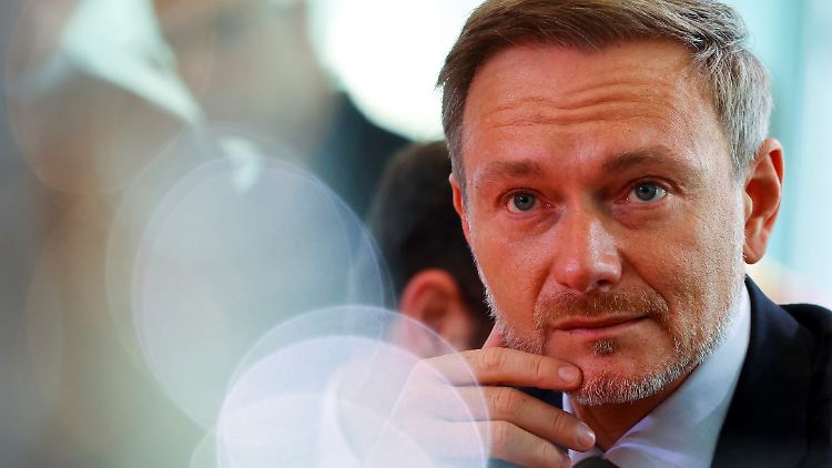 Finanzminister Lindner strebte stets an, die Schuldenbremse einzuhalten - und er dachte, es sei ihm in diesem Jahr gelungen. Doch das Bundesverfassungsgericht sieht es anders - die Nebenhaushalte alias Sondervermögen zählen mit zur Schuldenbremse. 