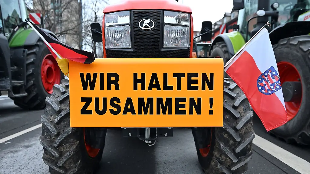 Wir-halten-zusammen-steht-auf-dem-Schild-an-einem-Traktor-waehrend-einer-Blockade-des-Juri-Gagarin-Rings