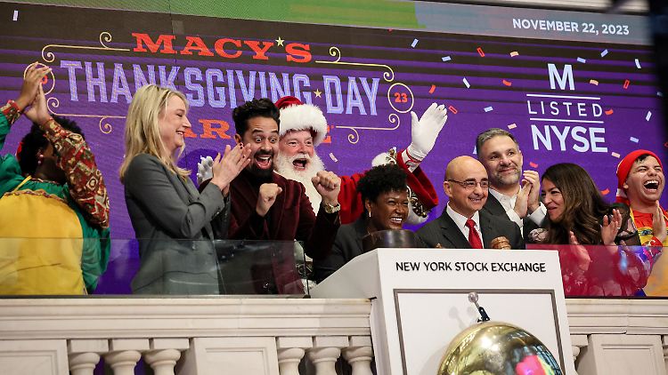 Eine Abordnung der New Yorker Thanksgiving-Parade eröffnet den Handelstag an der Wall Street.