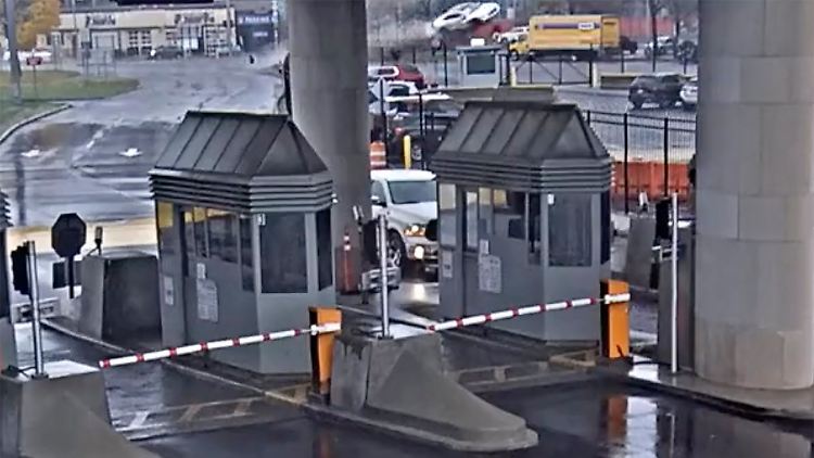 Überwachungskameras haben festgehalten, wie das Auto in die Luft katapultiert wird.
