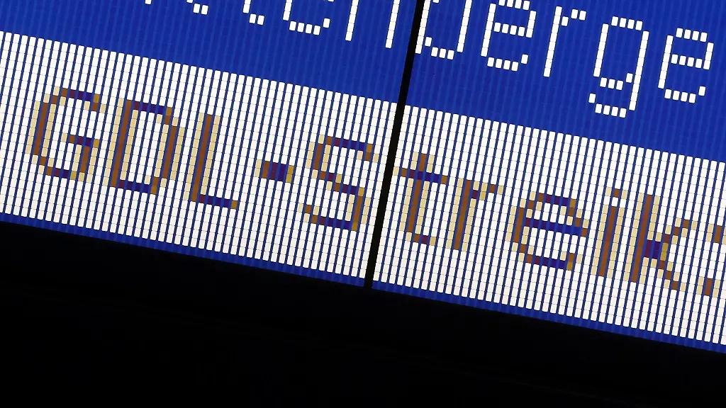 Der-Schriftzug-GDL-Streik-steht-auf-der-Anzeigetafel