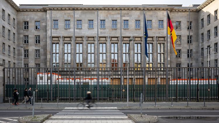Das Finanzministerium der Bundesregierung setzt Zinsaufwendungen auf einen Schlag im Haushalt an.