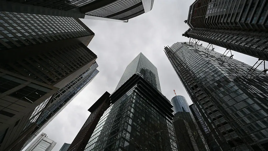 Die-dicht-zusammenstehenden-Hochhaeuser-ragen-bei-grauem-Winterwetter-im-Zentrum-der-Bankenstadt-in-den-Himmel